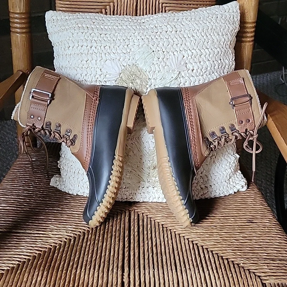 NWOT, JBU Ontario Duck Boot, tan size 6.5M